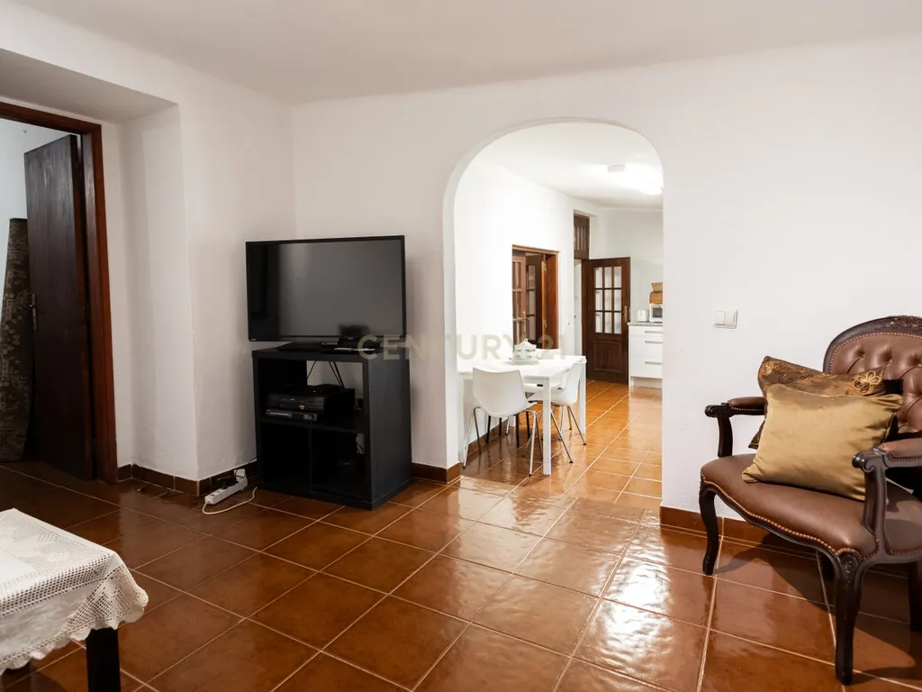 Moradia T5 com Terraço e Espaço Exterior - Image 10