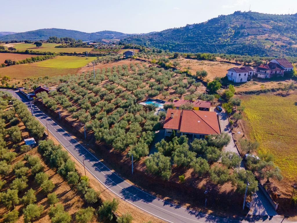 Moradia localizada na capital de distrito, no coração do Nordeste Transmontano. - Image 13