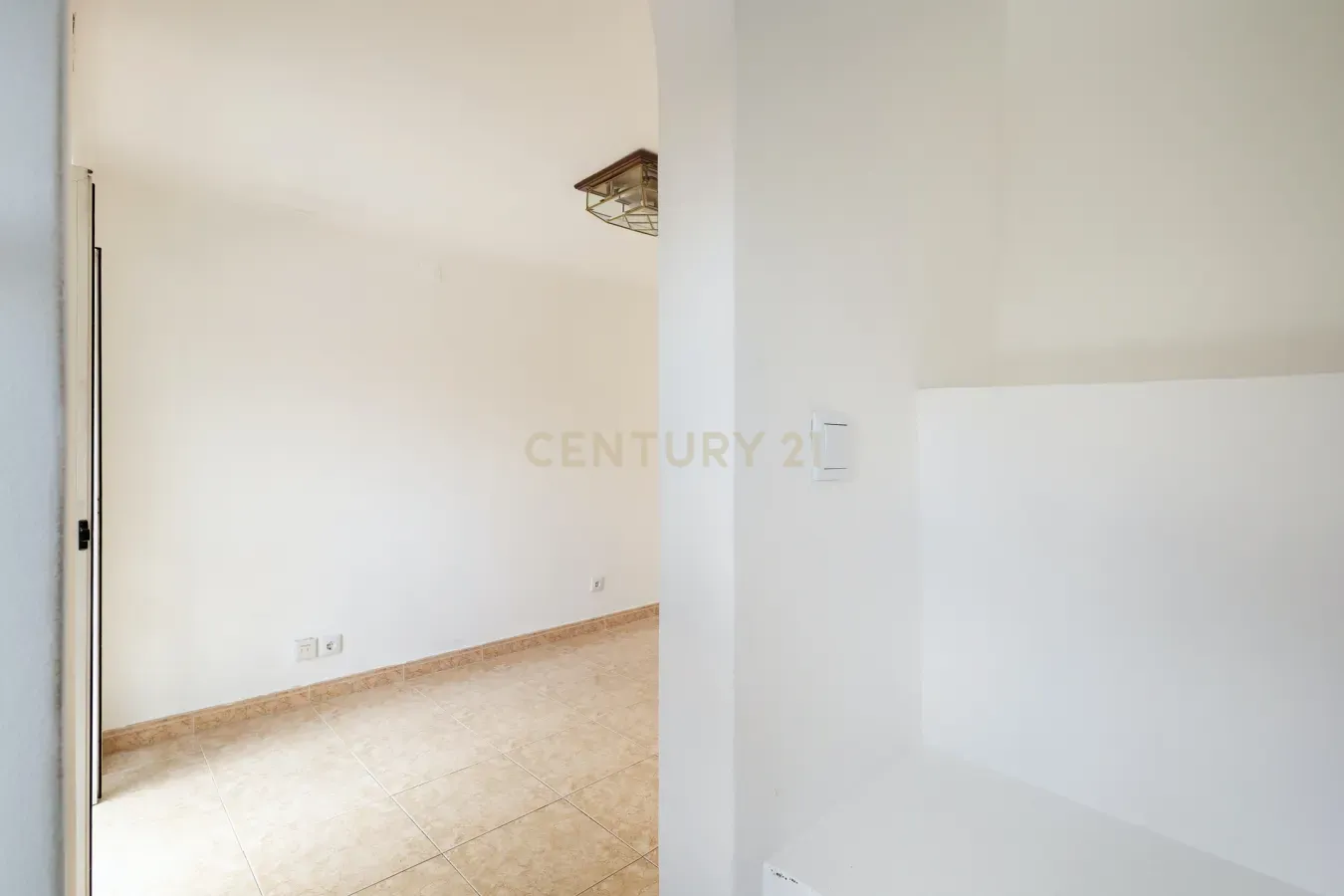 Apartamento T1 na Lapa – Lisboa | 1º Andar em prédio tradicional - Image 8