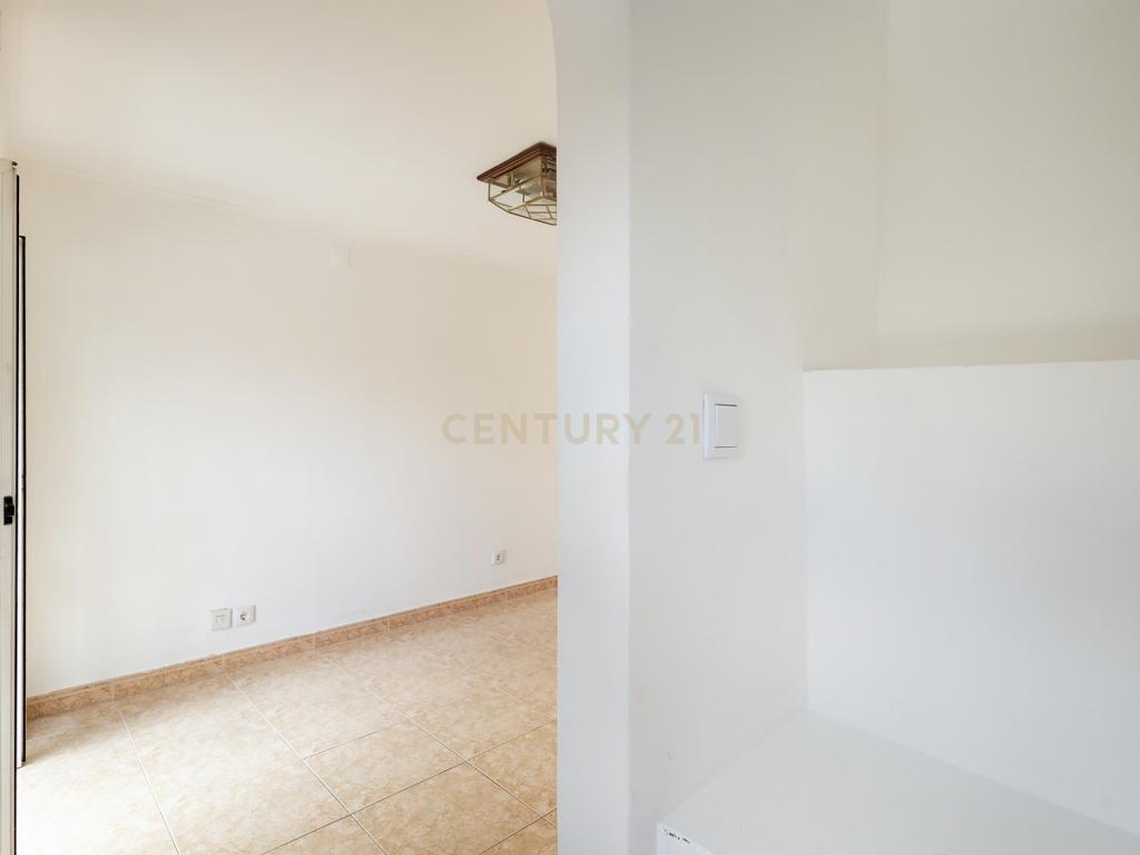 Apartamento T1 na Lapa – Lisboa | 1º Andar em prédio tradicional - Image 8