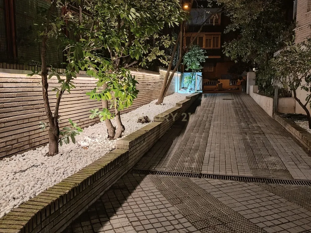 EXCLUSIVO APARTAMENTO EM URBANIZAÇÃO COM JARDIM E PISCINA - Image 36