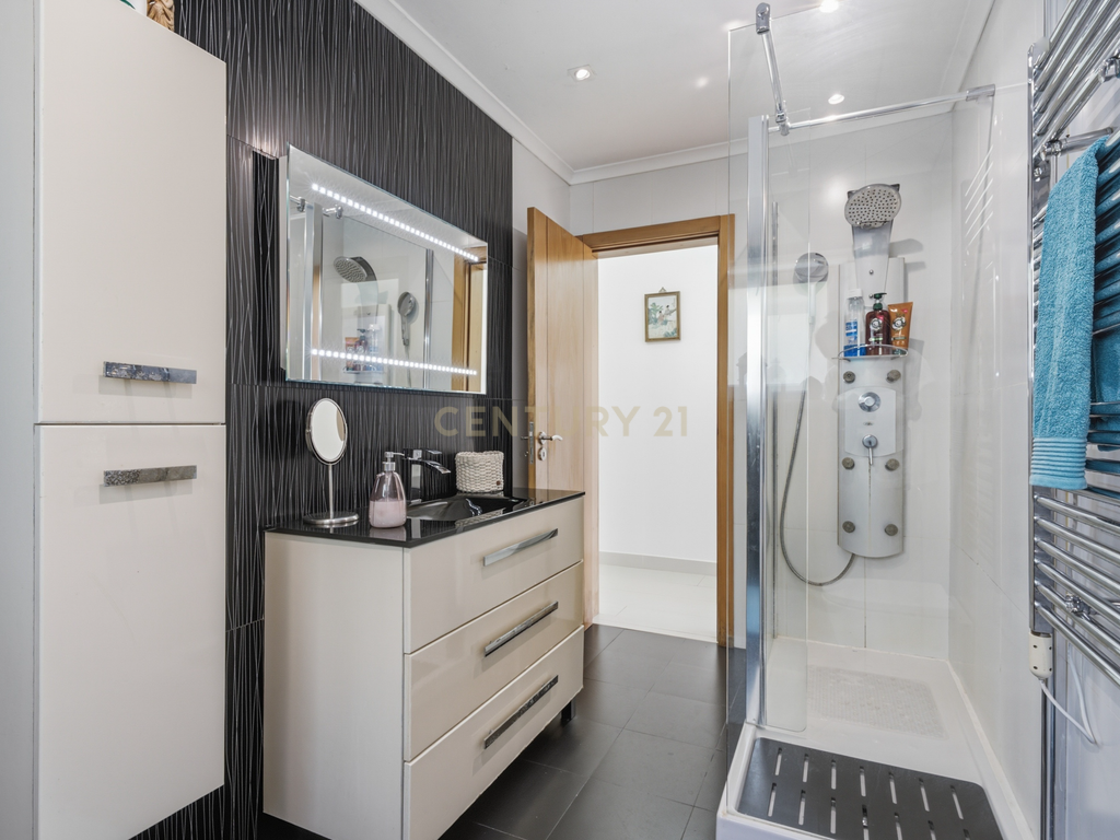 Moradia Isolada com Piscina em Lote de 908 m² | Sala Ampla | Jardim e Vista Desafogada -Mafra - Image 34