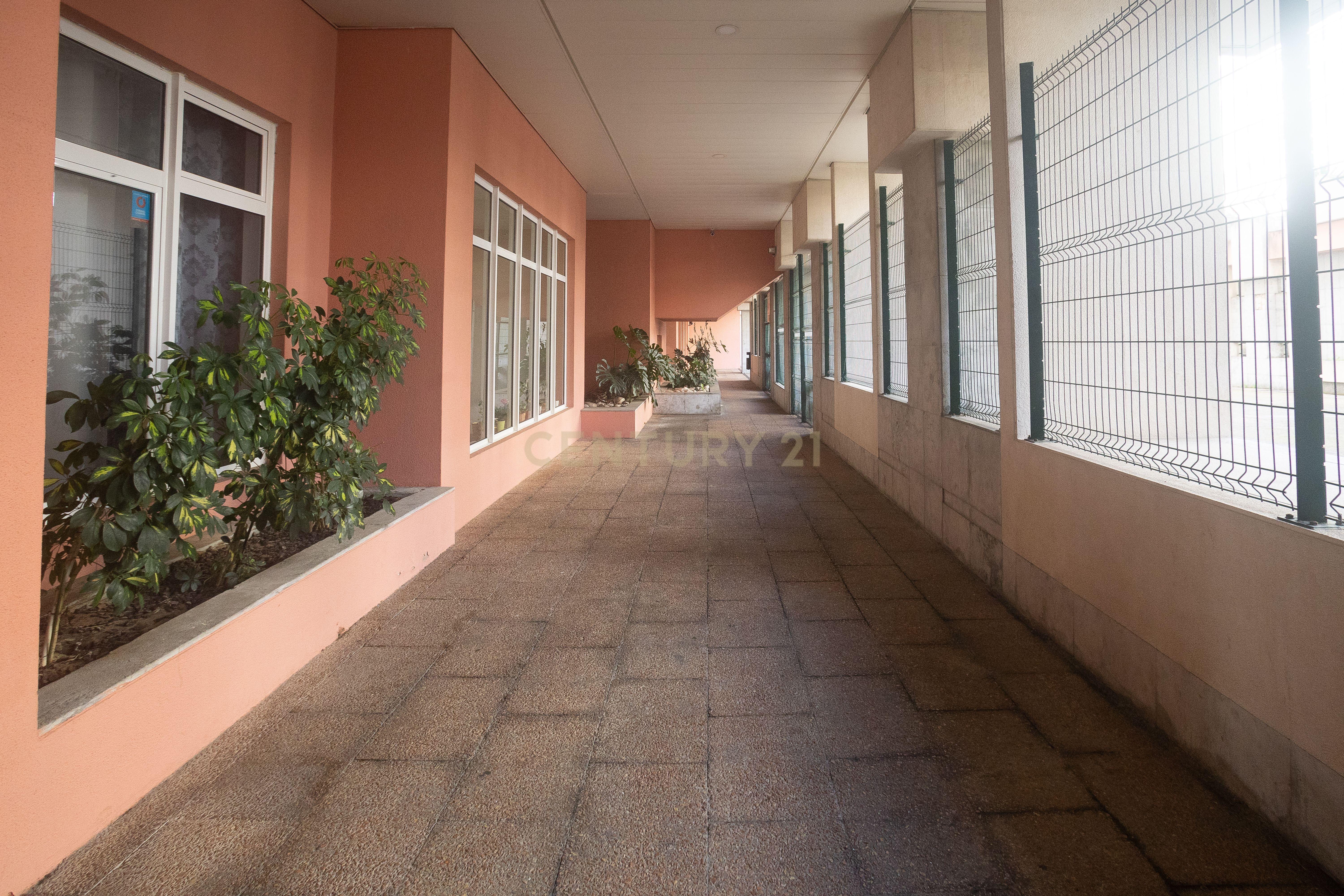 T2 Arrendamento em Telheiras com Estacionamento e Piscina - Image 22