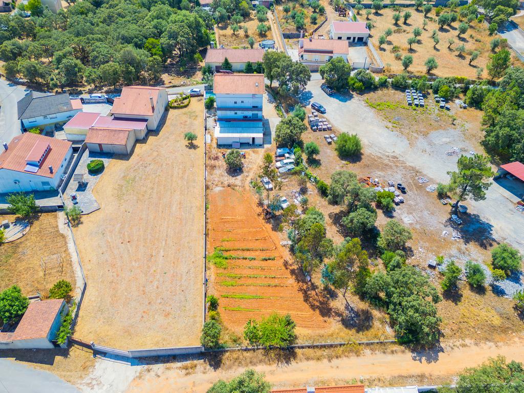 Moradia multifamiliar com rendimento imediato | 2.000 m² de terreno | A apenas 4,5 km de Fátima - Image 7
