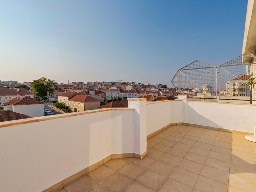 T1 Remodelado com Terraço e Vista Fantástica – Rua Dom Sancho I, Almada - Image 14