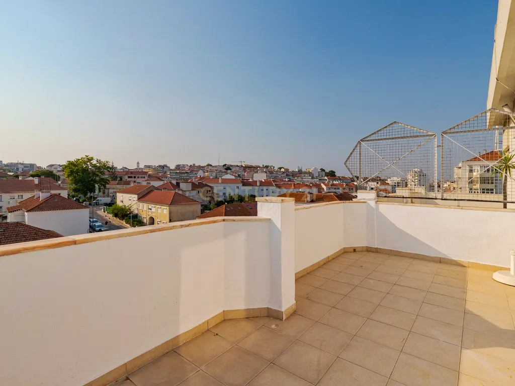 T1 Remodelado com Terraço e Vista Fantástica – Rua Dom Sancho I, Almada - Image 14