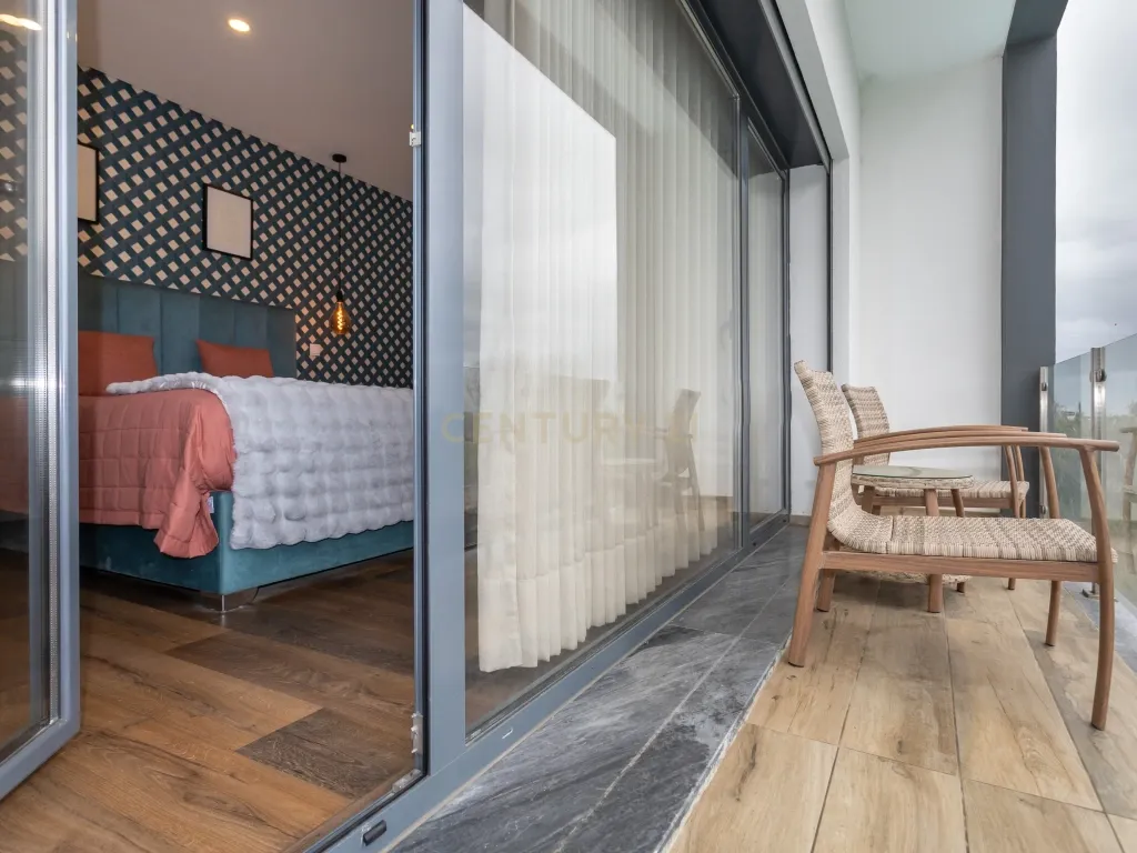 MORADIA ISOLADA na CAPARICA T4 c/ 3 SUITES, PISCINA AQUECIDA e PAINÉIS FOTOVOLTAICOS - Image 33