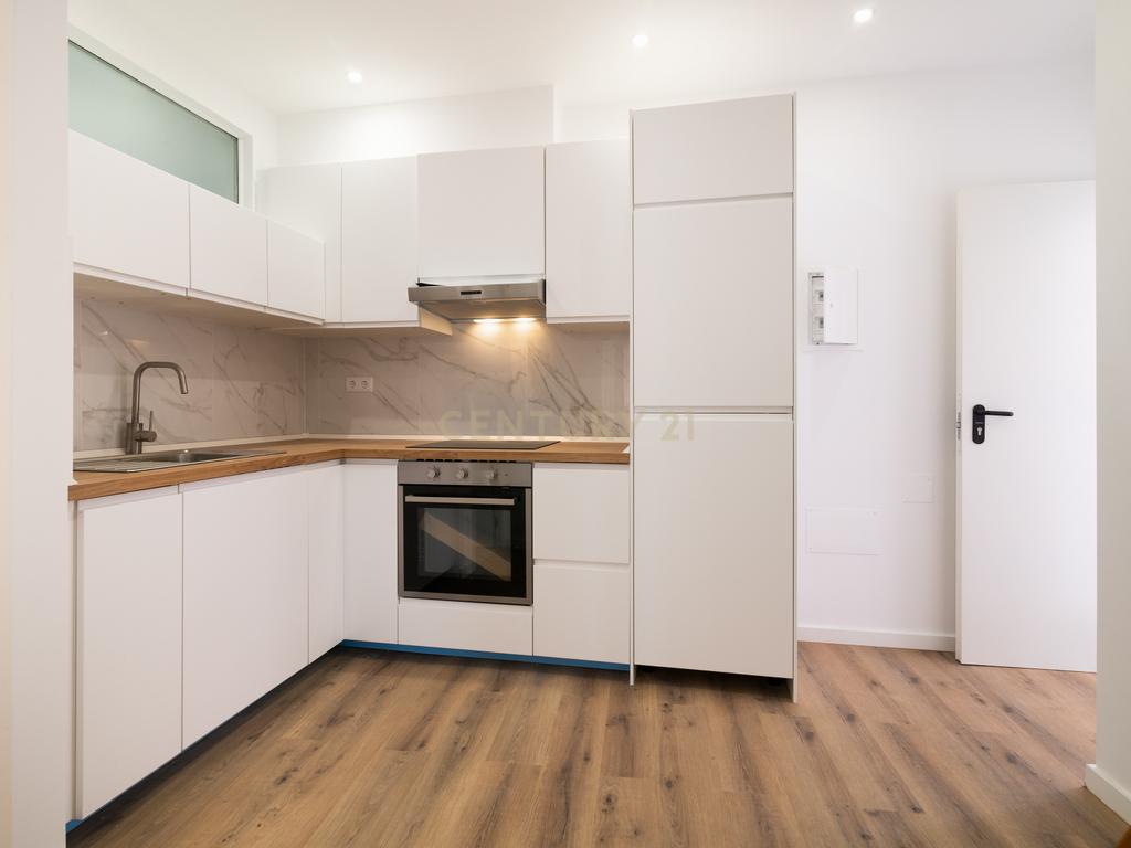 Vila Imperdível: 13 Frações Renovadas em Sacavém - Image 4