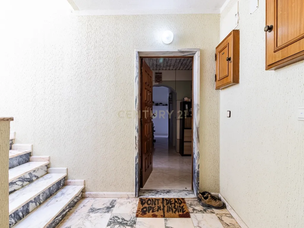 Apartamento T3 Espaçoso e Luminoso em Zona Tranquila de Sesimbra - Image 2
