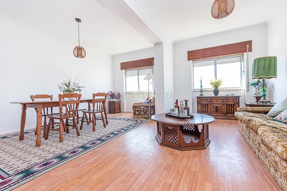 Apartamento T3 em bom estado de conservação com áreas generosas, S. Sebastião, Setúbal - Image 1