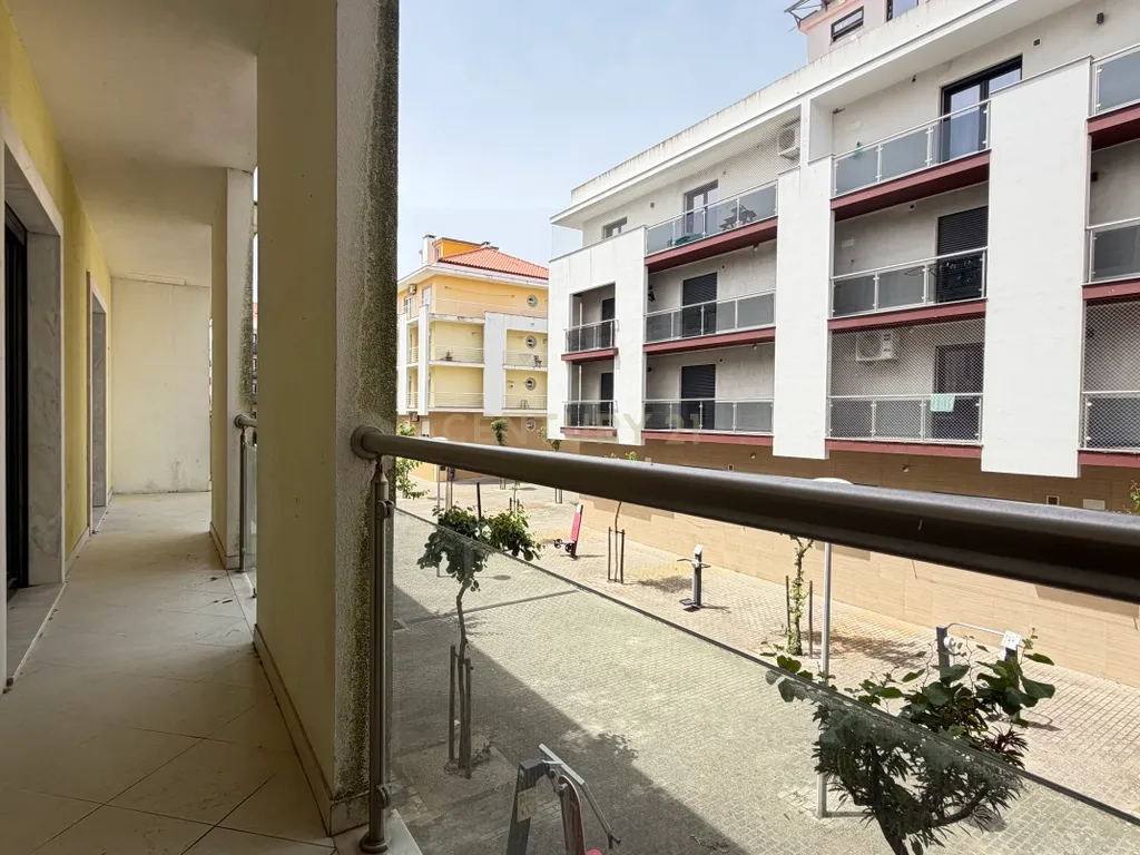 Apartamento T3 com Duas Varandas e Arrecadação, no Pinhal Novo - Image 22