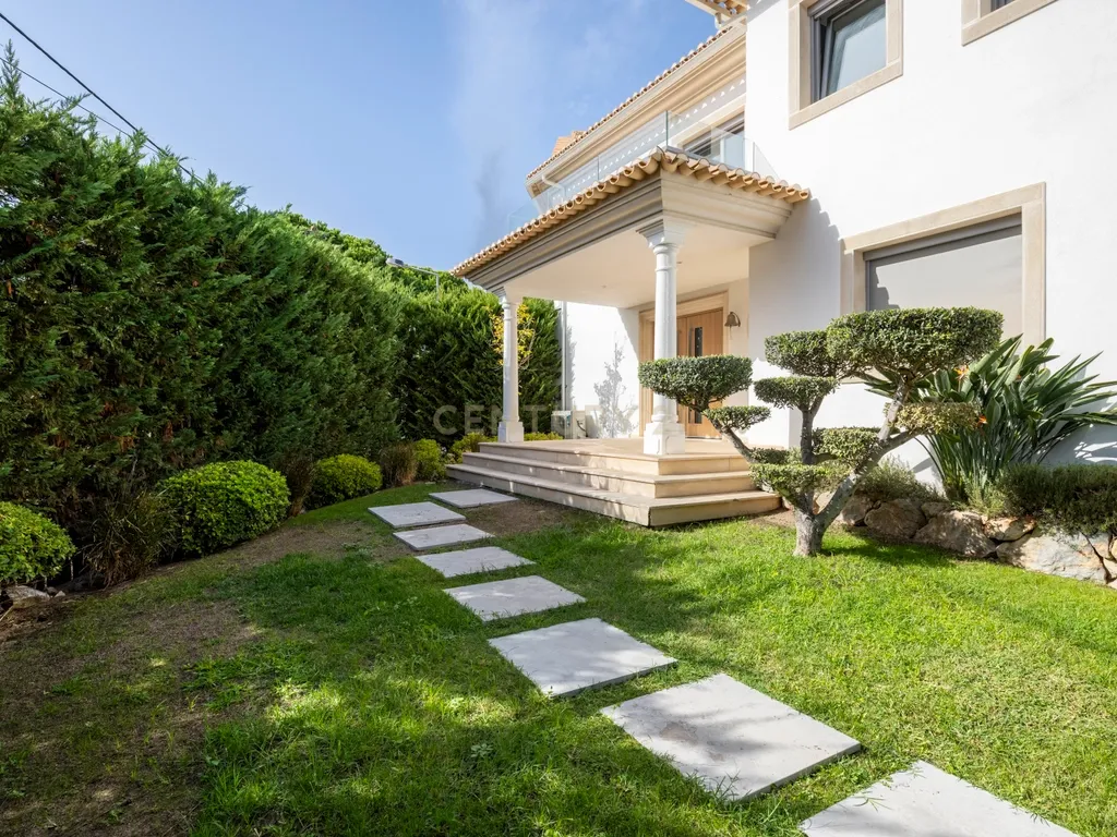 Moradia T5 de Luxo com Piscina, Ginásio, Sauna e Garrafeira em Birre, Cascais - Image 1