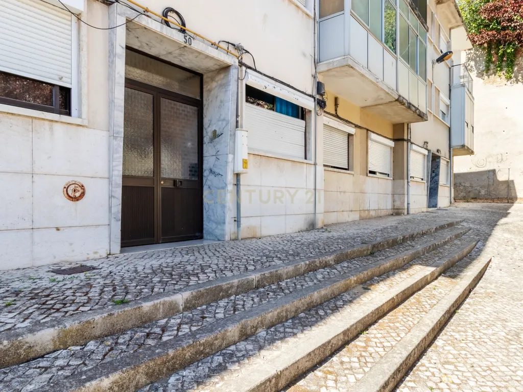 T2 com Potencial no Coração de Cacilhas Prático, Central e com o Charme da Tradição - Image 34