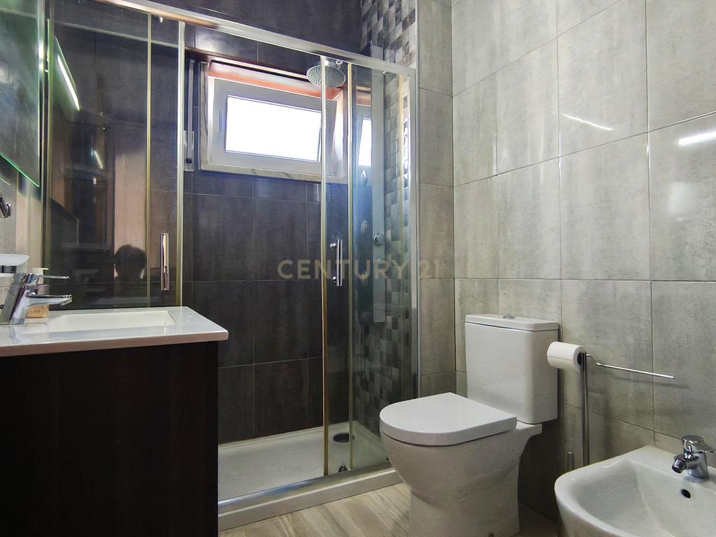 Apartamento T2 Mobilado com Varanda e Garagem - Image 11