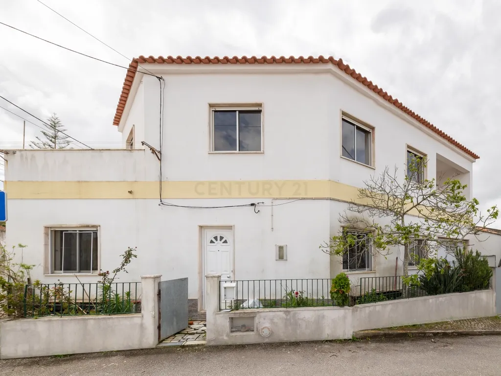 Moradia T3 na Quinta do Anjo com Vista Panorâmica e Garagem - Image 1