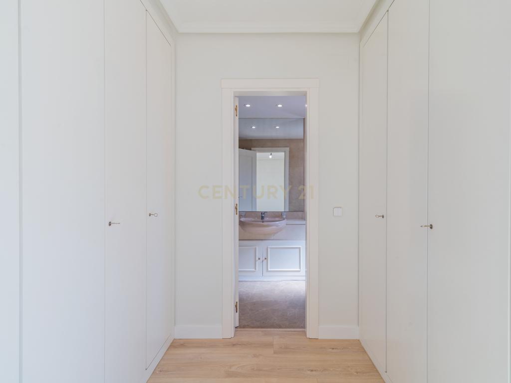 Chalet adosado con jardín en calle Unicornio, Aravaca - Image 15