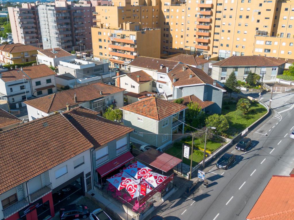 Moradia T3 c/ jardim, quintal, garagem e cave – 4 frentes em Rio Tinto, junto ao metro (ideal para famílias ou investimento). - Image 4