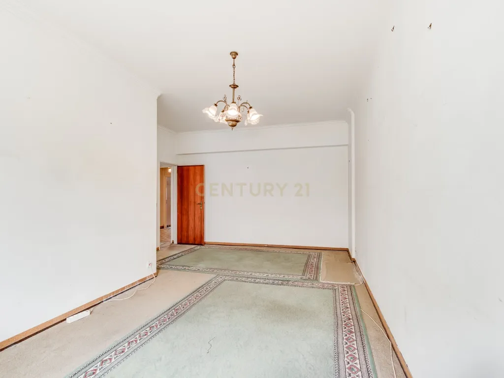 Apartamento T4 com Boas Áreas - Prt Av. Cidade Lourenço Marques - Olivais - Image 22