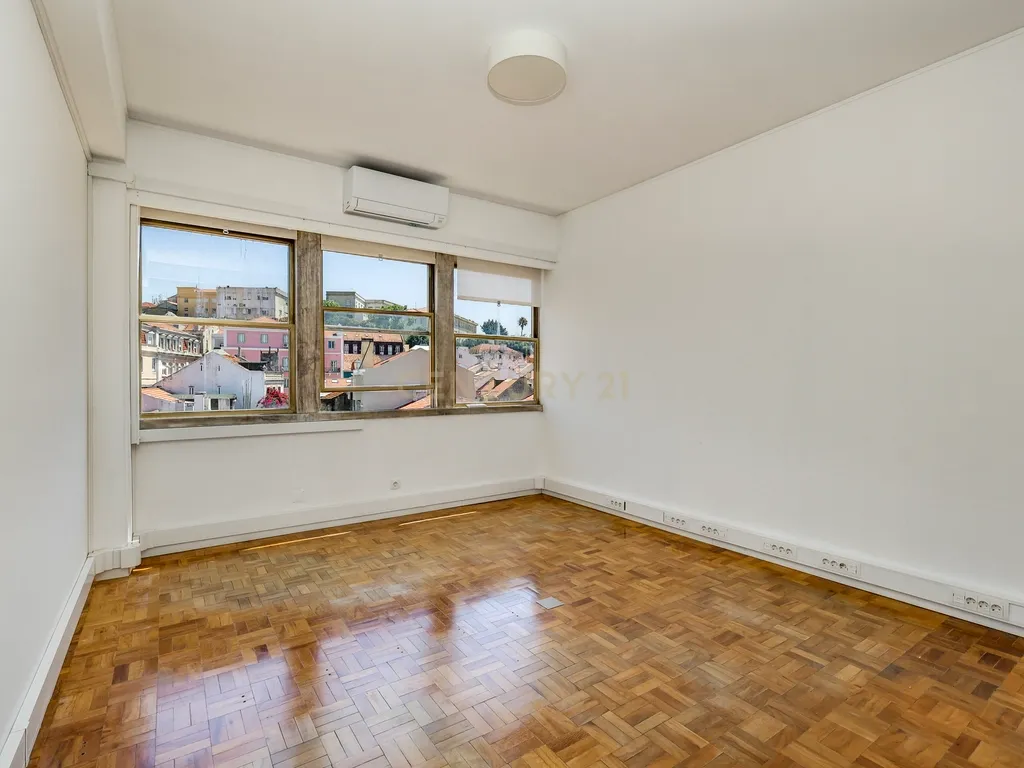Escritório em zona de prestígio com 210 m² a 30 metros da Avenida da Liberdade! - Image 2