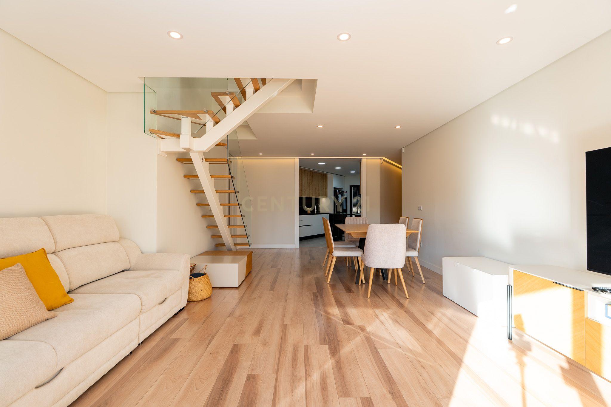 Apartamento T3+1 duplex, com terraço e estacionamento, no centro da cidade de Torres Vedras - Image 16