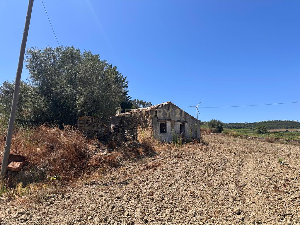 Quinta de 1,8 hectares com 3 edificios para recuperação, em Sobral de Monte Agraço - Image 3