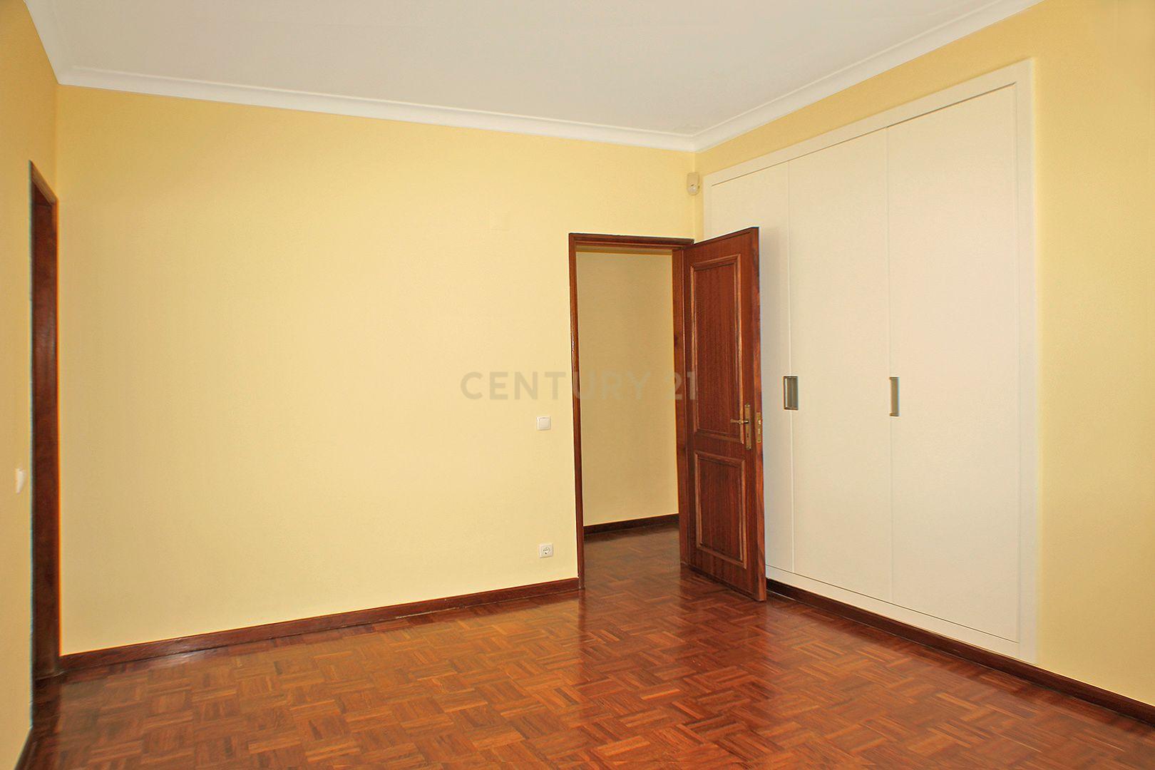 MORADIA TERREA T4+2 | PISCINA | TERRENO 2.000 m2 | CASCAIS | JARDIM | GARAGEM - Image 23