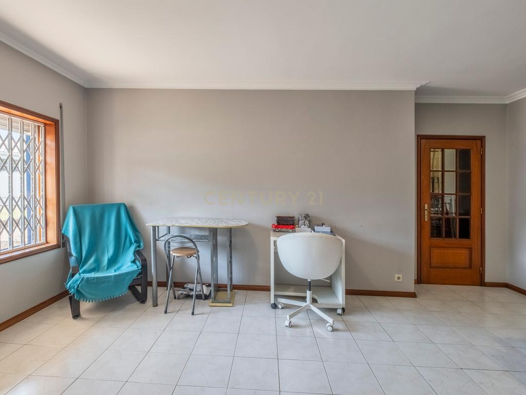 Apartamento T2 de excelentes áreas em Serzedo - Image 4