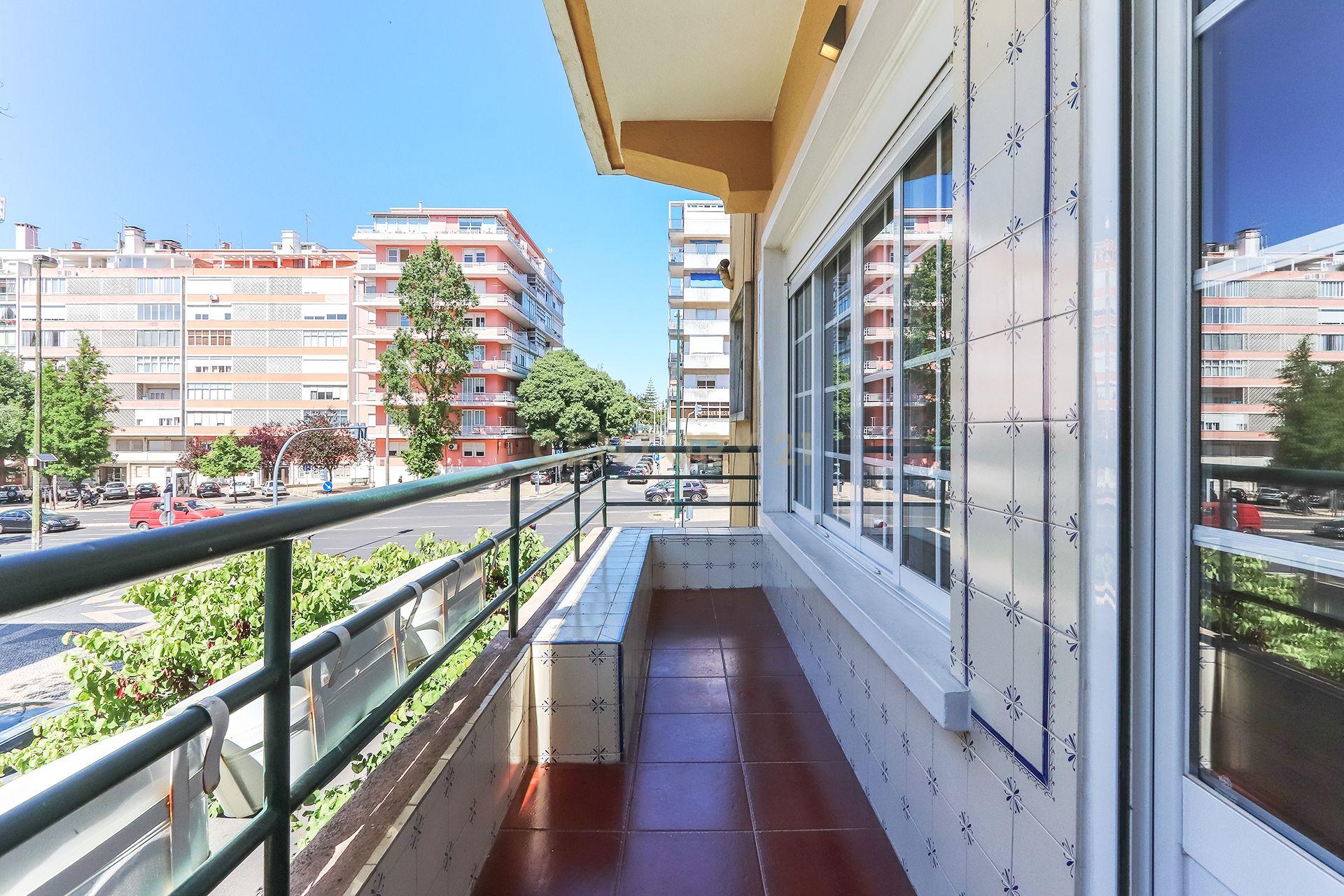Fotografia 3 de Apartamento T3 para arrendamento com varanda junto à Avenida de Roma | Prédio com "arte"