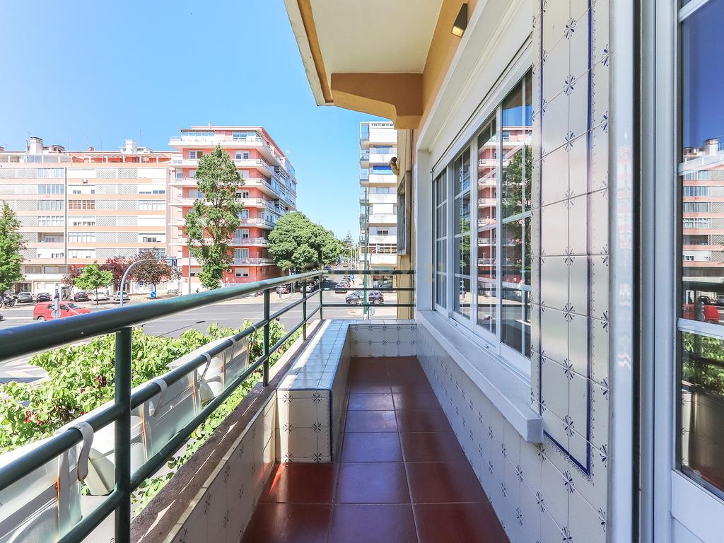 Apartamento T3 para arrendamento com varanda junto à Avenida de Roma | Prédio com "arte" - Image 3