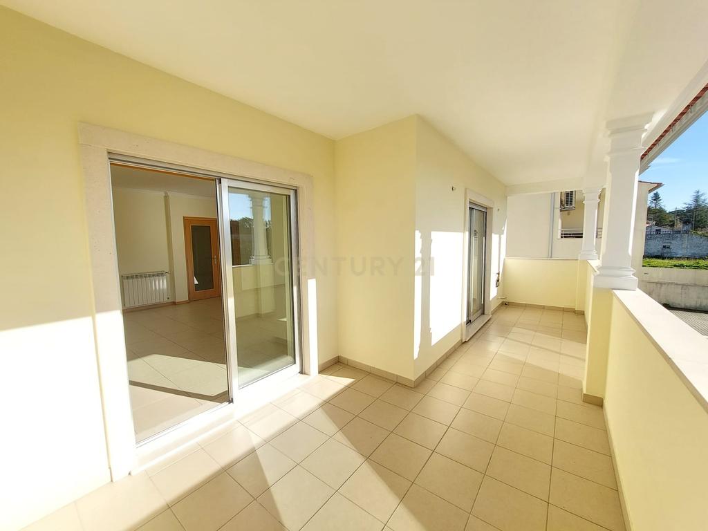 Moradia T4 de 3 Pisos com Piscina e Jardim - Image 14