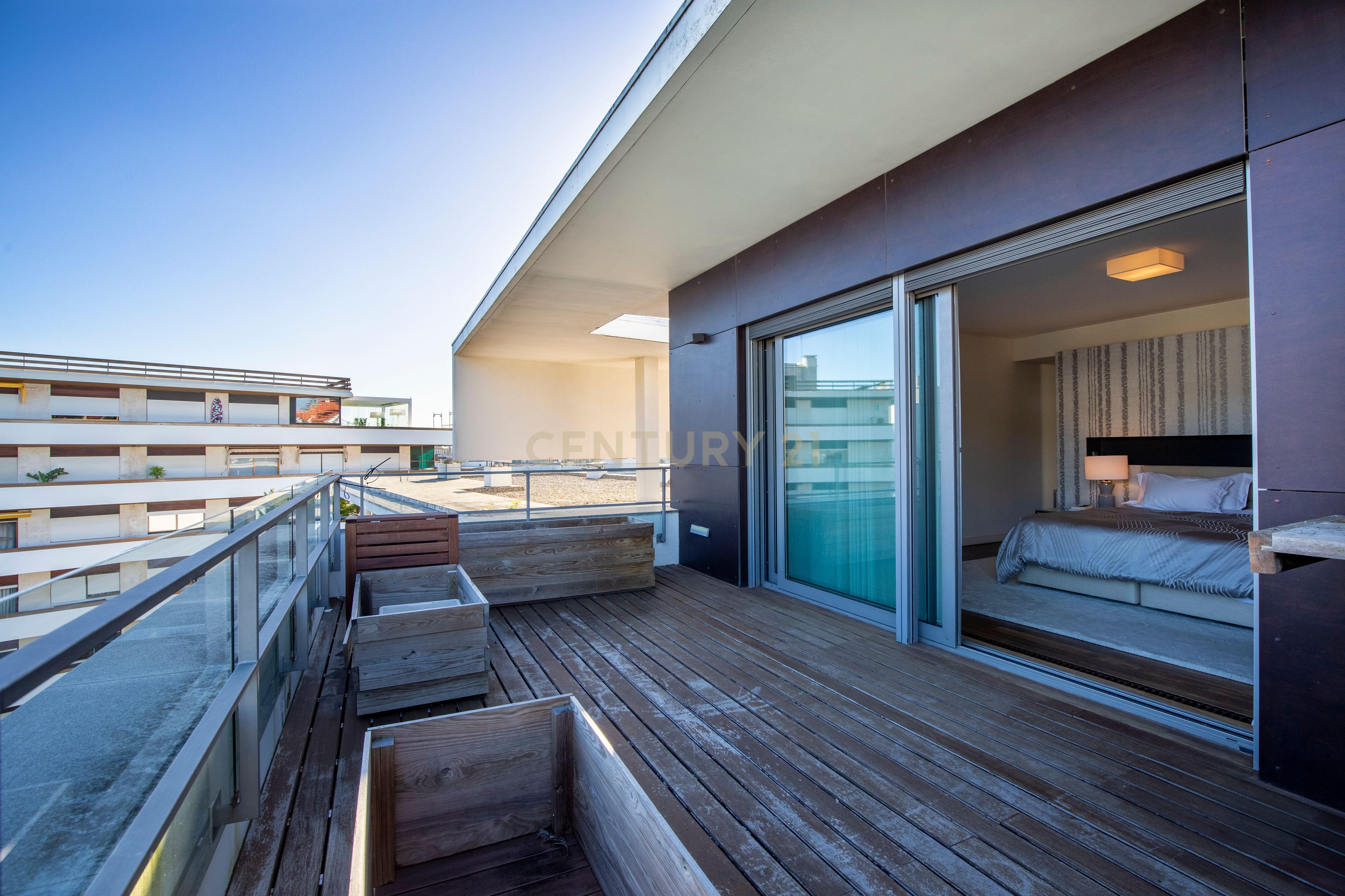Apartamento T4 duplex em condomínio localizado no centro do Estoril - Image 4