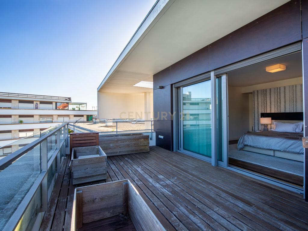 Apartamento T4 duplex em condomínio localizado no centro do Estoril - Image 4