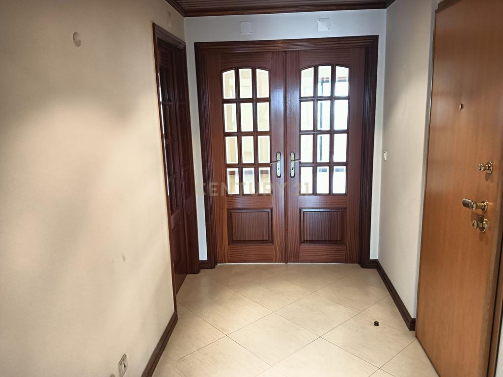 T3 com Suite/Garagem e Arrecadação - Vialonga - Image 25