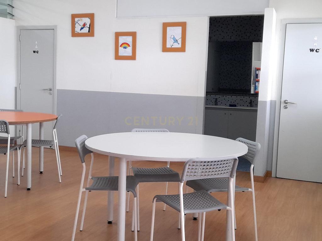 Grandioso Centro de Estudos em pleno funcionamento com diversos serviços no concelho de Matosinhos, Porto - Image 18