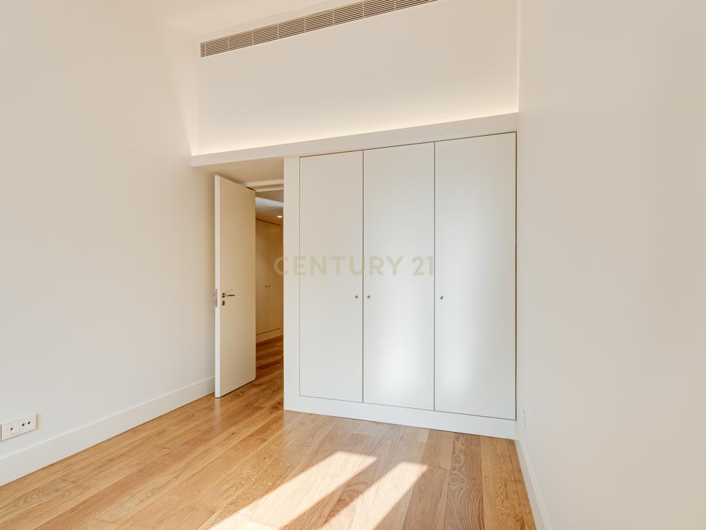 Apartamento T2+1 inserido no emblemático Edifício "Alegria 25". - Image 27
