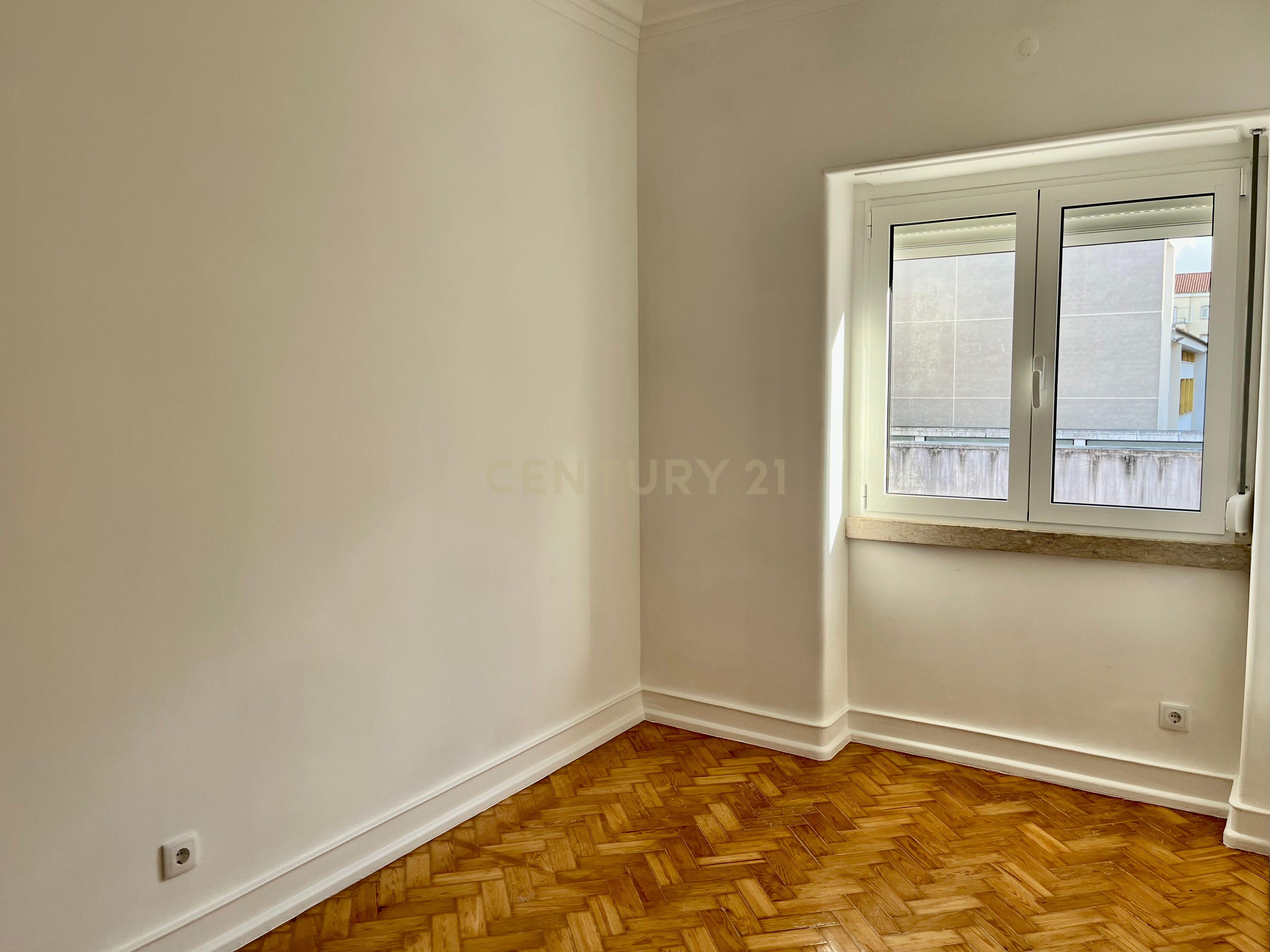 🏡 Arrenda-se Apartamento T4 em Alvalade – Remodelado | Com Garagem + 1 Estacionamento 🚗 - Image 16