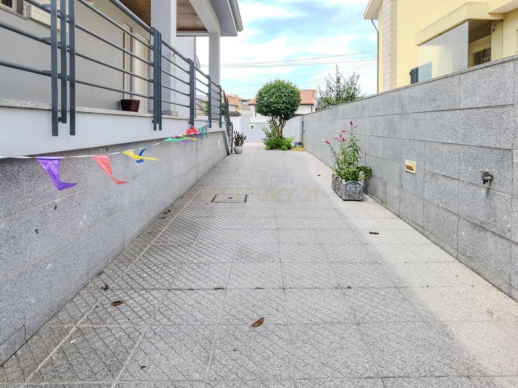 Moradia T4 de 4 Frentes com Jardim, Cozinha Regional e Garagem – Custoias, Matosinhos - Image 46