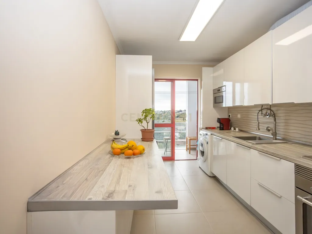 Apartamento T3 com Vista Panorâmica, no Monte da Caparica - Image 6