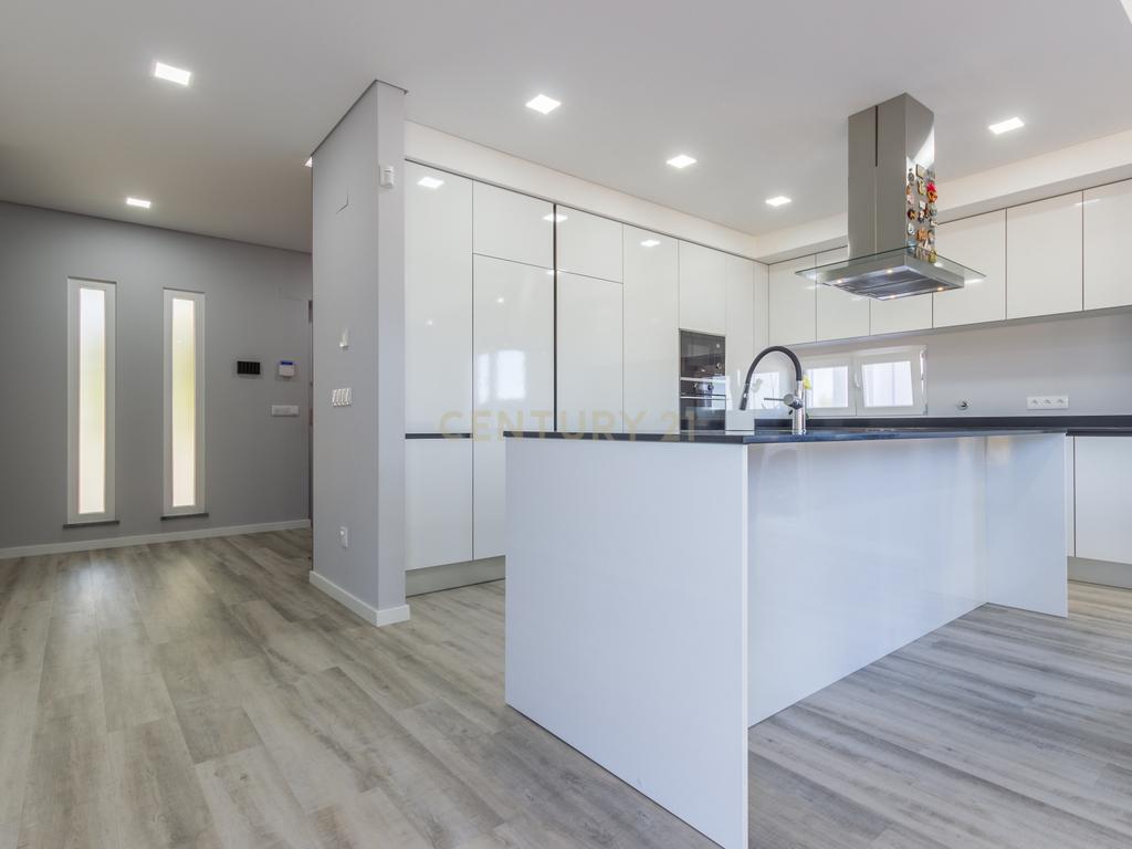 Vila Alegre / Fernão Ferro - Luxuosa moradia isolada térrea de 4 assoalhadas com arquitetura comtemporânea inserida em lote de 2775 m² - Image 7