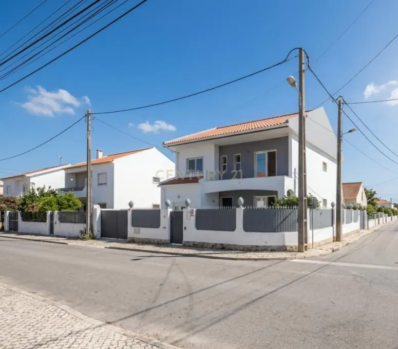 Moradia T4 com Anexo | Garagem Independente | 221 m² de Construção | 10 minutos da praia | Quintinhas | Charneca de Caparica - Image 1