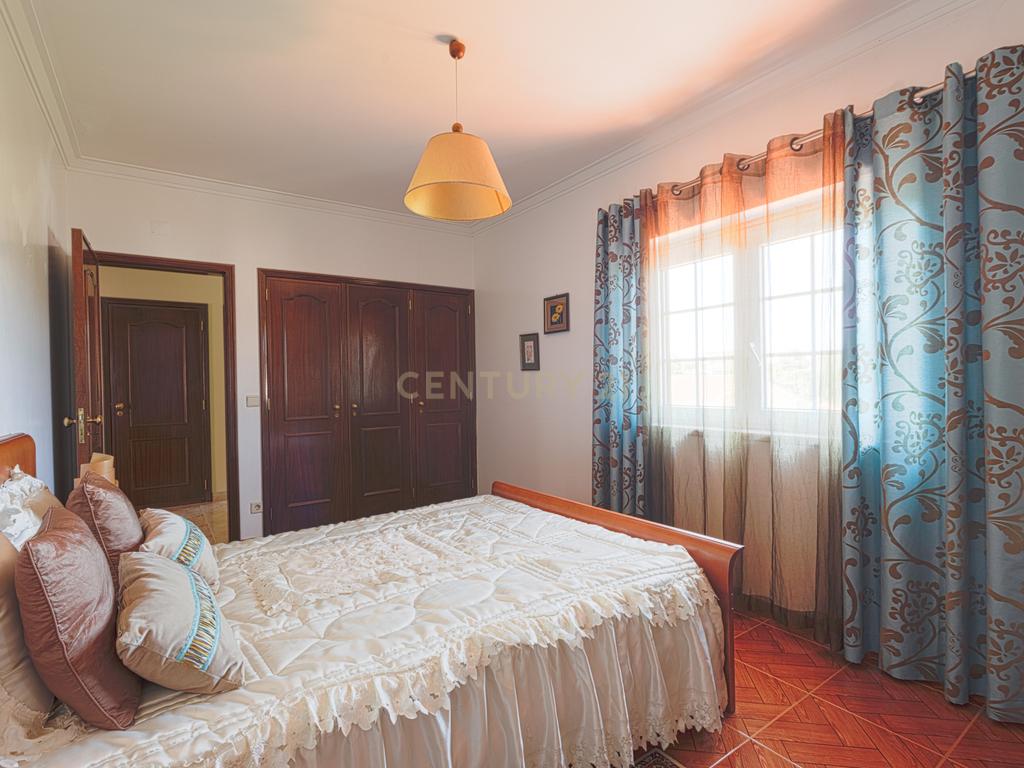 Moradia T4 Isolada com Jardim e Garagem em Olalhas – Tomar - Image 23