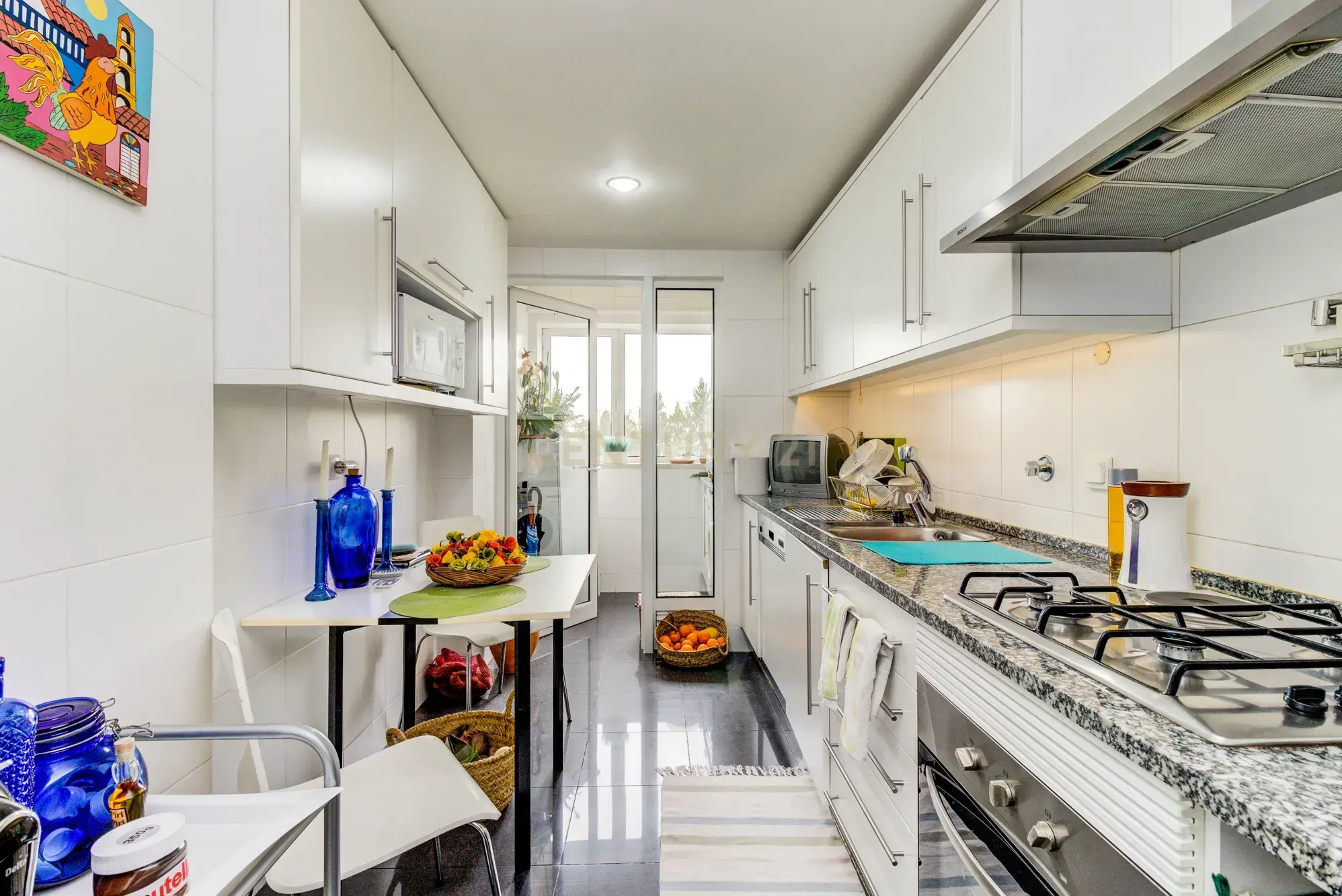 Apartamento T4, com 188m2, cozinha equipada e 2 lugares de garagem - Image 9