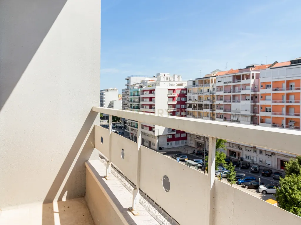 Apartamento T3 renovado na Avenida de Roma, Alvalade, Lisboa. Para Arrendar! - Image 5