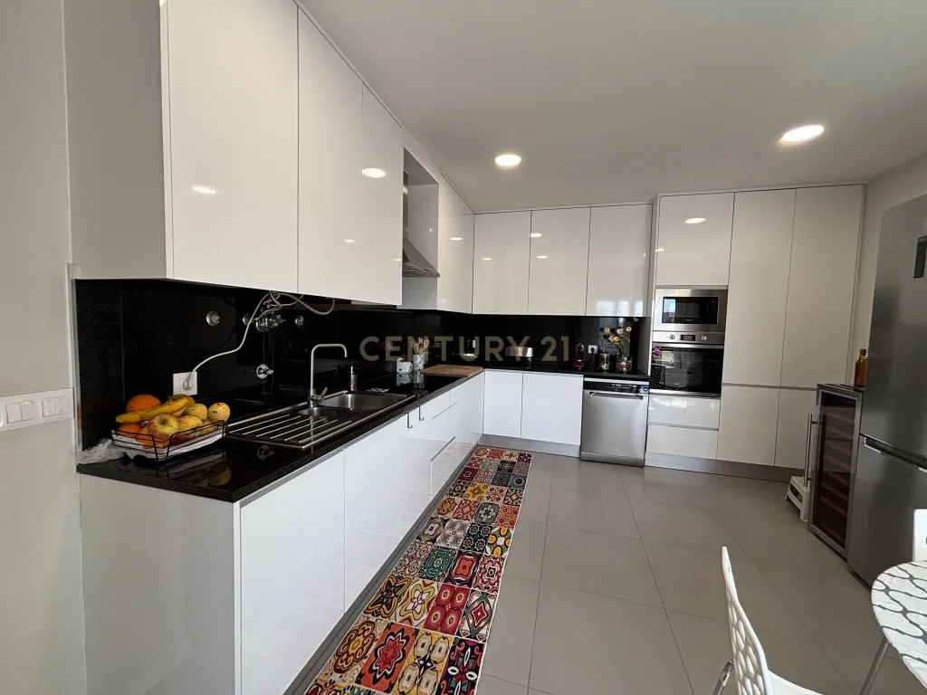 Apartamento T3 e garagem fechada em Torres Novas - 165m2 de área bruta privativa - Image 1