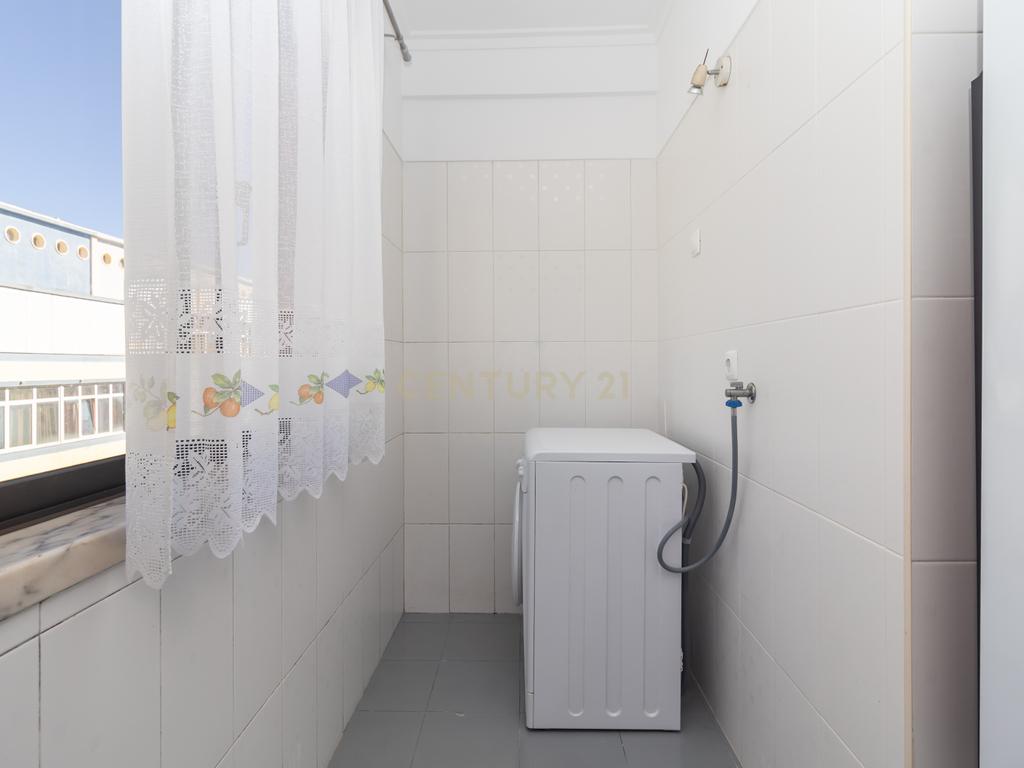 Apartamento T2 de 98m2 com Excelentes Áreas e 2 WC no Centro da Costa da Caparica - Image 19