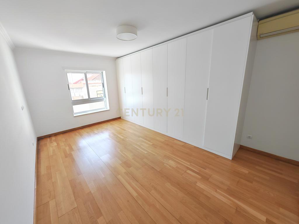 Imóvel T3 espaçoso nas Picoas, com 3 WC, 2 estacionamentos - Image 13