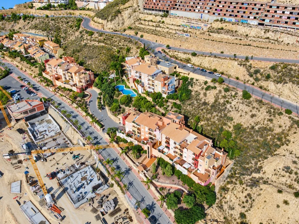 Apartamento totalmente renovado com terraço de 20 m² e piscina em Bonalba - Image 41