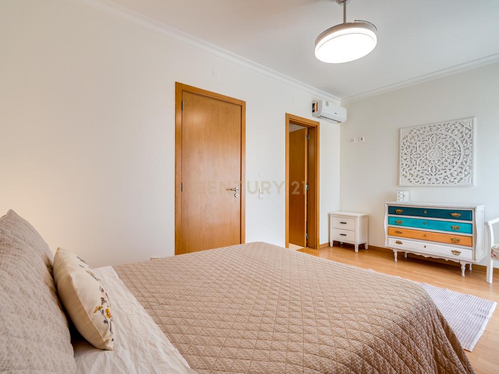 Moradia T2+1 geminada | Piscina - Garagem | Localização: Ferreiras, Centro - Image 30
