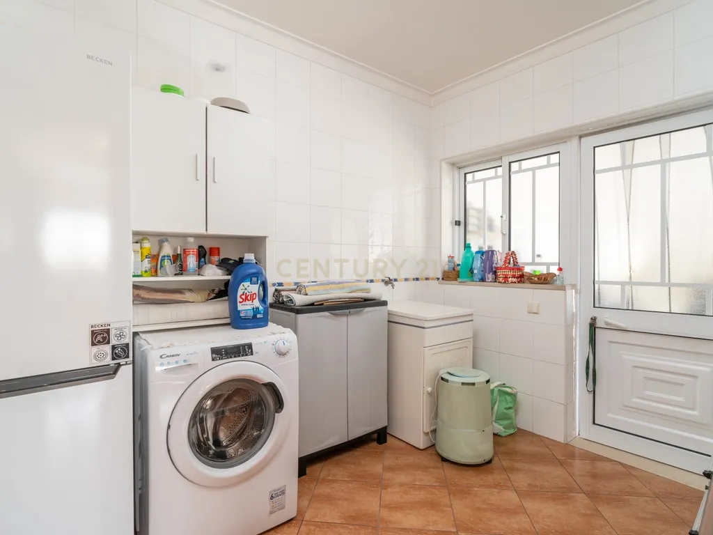 Moradia T4 com sótão versátil e excelentes acessos – uma oportunidade única - Image 23