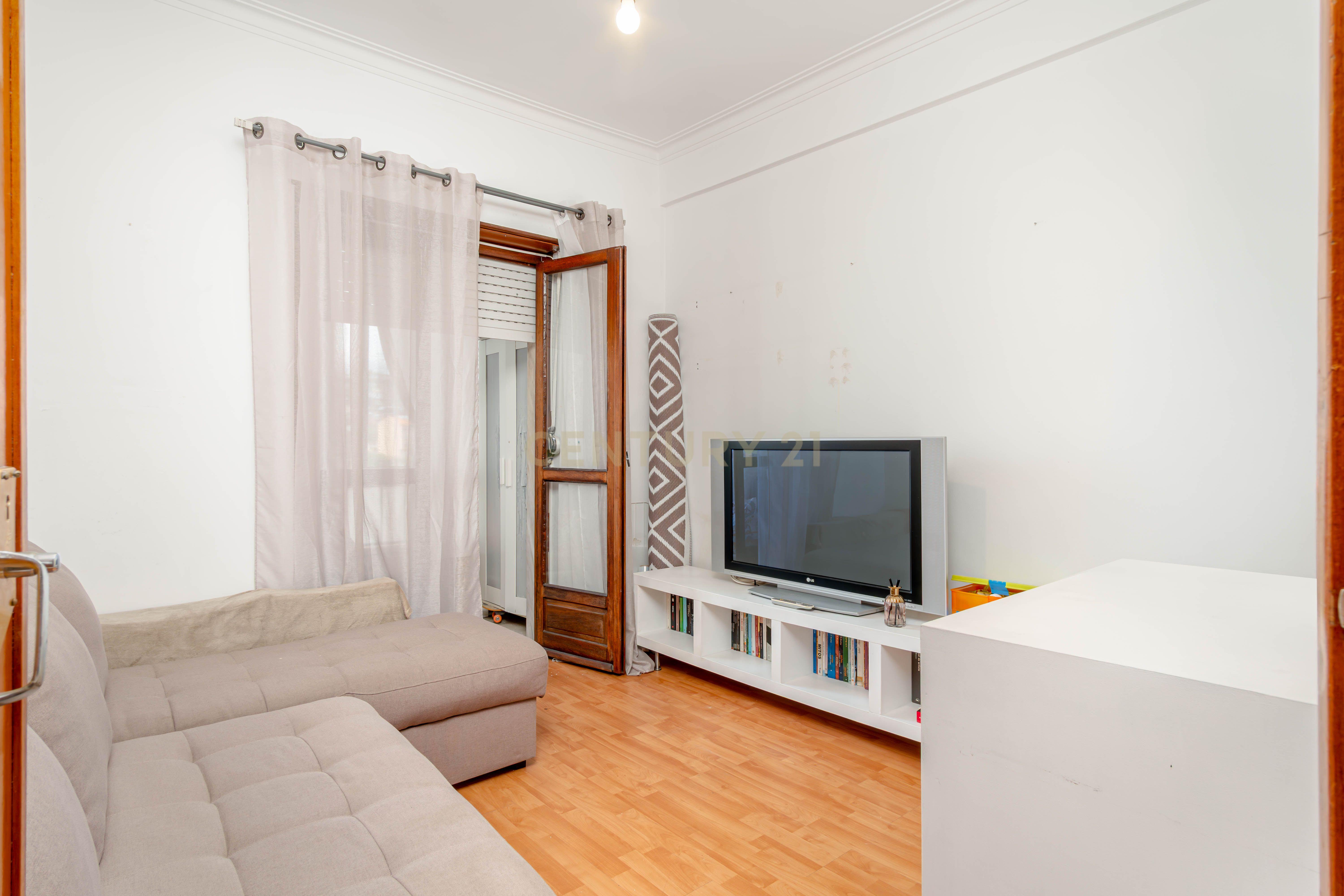 Apartamento  T2 no Cacém  com muita luz natural e com elevador! - CPCV assinado